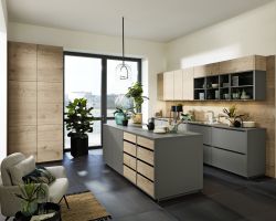 NK25442 Koje 03 Plus   Quarzgrau softmatt   Manhattan 48S   Steineiche